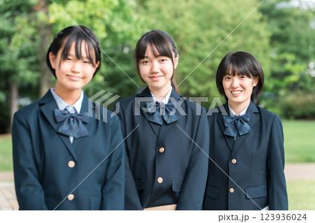 笑顔で校舎を歩く仲良しの女子学生(登校・下校・通学) 笑顔で校舎を歩く仲良しの女子学生(登校・下校・通学) 123936024