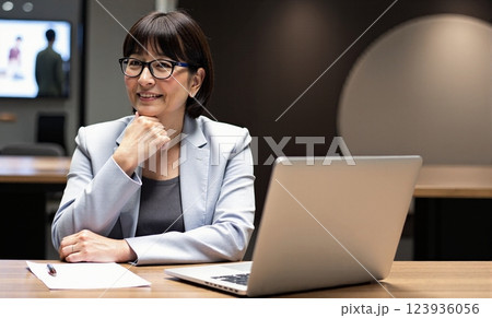 現役でデスクワークをするシニア女性 123936056