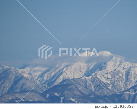 雲の上に顔を出す仙ノ倉山（20250312070147） 123936358