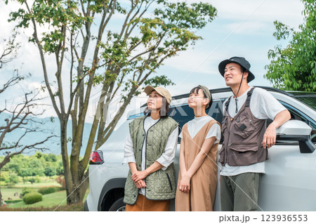 ドライブ・家族旅行・車で旅行に来た家族・ファミリー 123936553