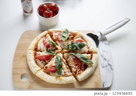 カットされたマルゲリータピザ カットされたマルゲリータピザ 123936695