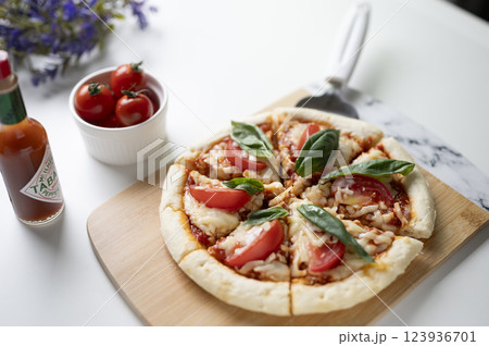 カットされたマルゲリータピザ 123936701