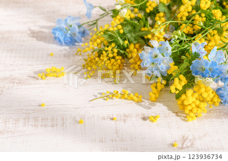 ミモザとデルフィニウムのアレンジメント 123936734