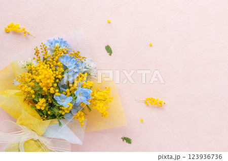 ミモザとデルフィニウムの花束 123936736