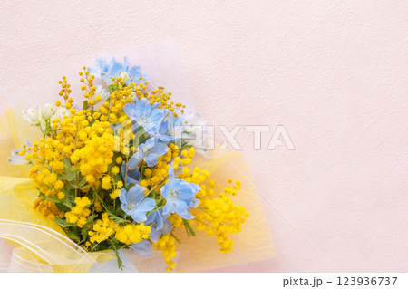 ミモザとデルフィニウムの花束 123936737