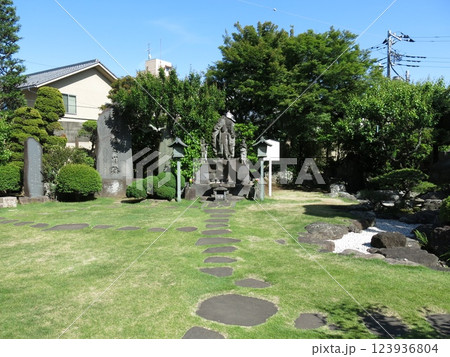 成田市のなごみの米屋總本店裏にあるお不動様旧跡庭園 123936804