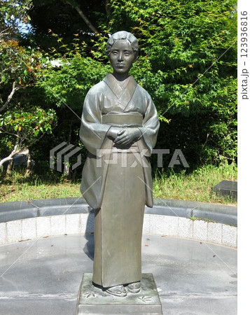 成田市の成田山表参道にある三橋鷹女の像 123936816