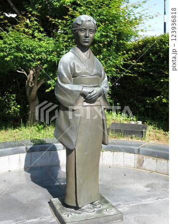成田市の成田山表参道にある三橋鷹女の像 123936818