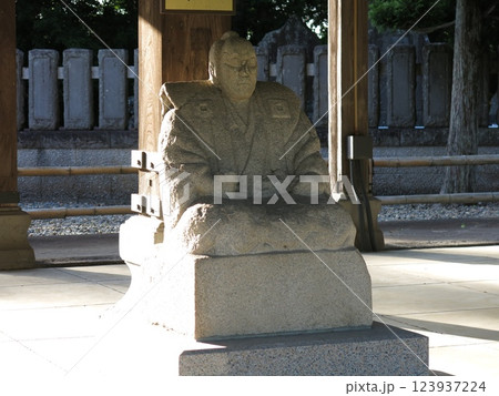 成田山新勝寺の額堂にある成田屋七代目市川團十郎像 成田山新勝寺の額堂にある成田屋七代目市川團十郎像 123937224