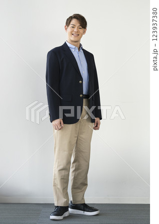 カメラ目線で笑顔の30代の男性 123937380