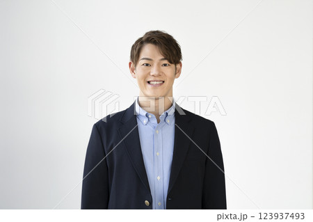 カメラ目線で笑顔の30代半ばの男性 カメラ目線で笑顔の30代半ばの男性 123937493