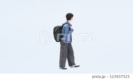 歩くカジュアルウェアの若い男性の後ろ姿の全身写真 123937525