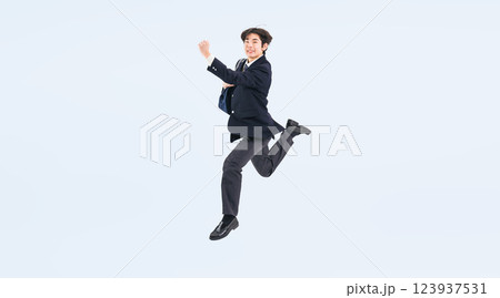 ジャンプする制服を着た男子学生の全身写真 ジャンプする制服を着た男子学生の全身写真 123937531
