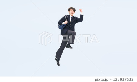 ジャンプする制服を着た男子学生の全身写真 ジャンプする制服を着た男子学生の全身写真 123937532