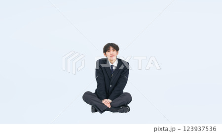 座る制服を着た男子学生の全身写真 123937536
