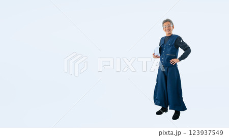ヘルメットを持つ職人・大工の全身写真 123937549