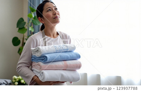 洗濯物を取り込む主婦 123937788