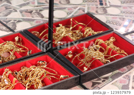 鏡に映る1万円札と金のジュエリー 鏡に映る1万円札と金のジュエリー 123937979