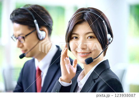 コールセンターで働くビジネスマン コールセンターで働くビジネスマン 123938087