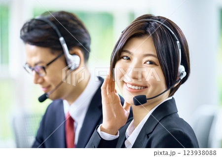 コールセンターで働くビジネスマン 123938088