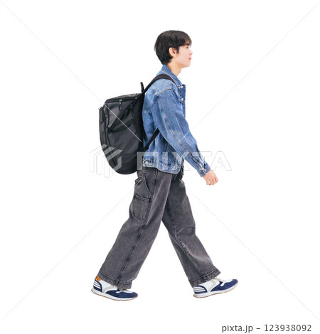 横向きに歩くカジュアルウェアの若い男性　手作業で精密に切り抜いた背景透過全身写真PNG 123938092