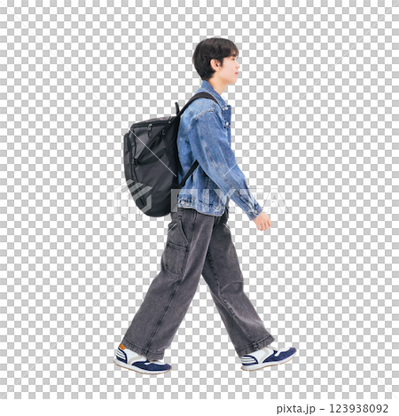 横向きに歩くカジュアルウェアの若い男性　手作業で精密に切り抜いた背景透過全身写真PNG 123938092