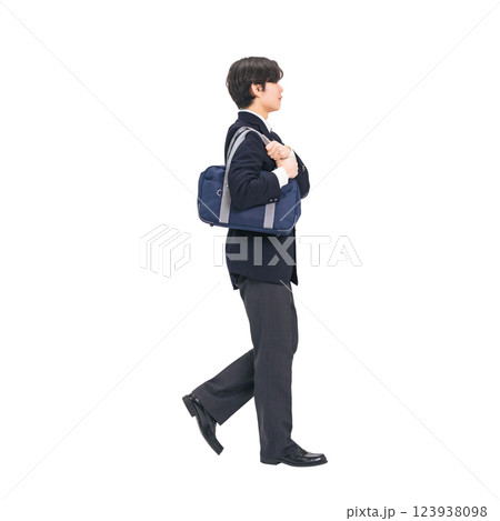 横向きに歩く制服を着た男子学生　手作業で精密に切り抜いた背景透過全身写真PNG 123938098