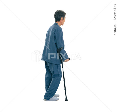 杖をついて歩くシニア男性　手作業で精密に切り抜いた背景透過全身写真PNG 123938125
