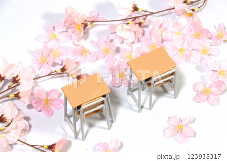 春の教室イメージ　桜の花と2つの学校机 123938317