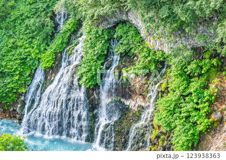 北海道美瑛町　北海道有数の観光名所　夏の白ひげの滝 123938363