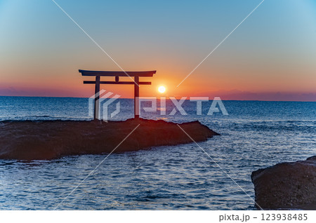 大洗神磯鳥居正月の日の出 大洗神磯鳥居正月の日の出 123938485