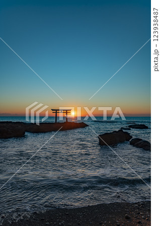 大洗神磯鳥居正月の日の出 123938487