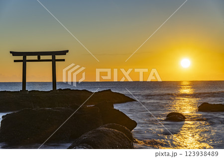 大洗神磯鳥居正月の日の出 123938489