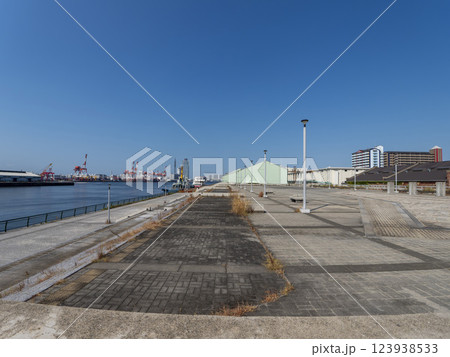 赤レンガ倉庫横広場から見る大阪港の風景 赤レンガ倉庫横広場から見る大阪港の風景 123938533