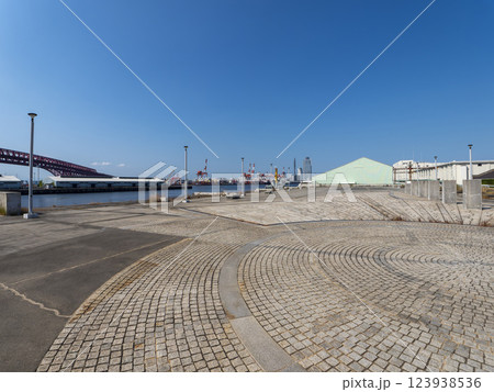 赤レンガ倉庫横広場から見る大阪港の風景 123938536