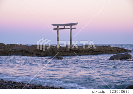 大洗神磯鳥居の朝焼け 大洗神磯鳥居の朝焼け 123938653