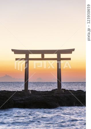 大洗神磯鳥居の朝焼け 大洗神磯鳥居の朝焼け 123938659