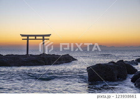 大洗神磯鳥居の朝焼け 123938661