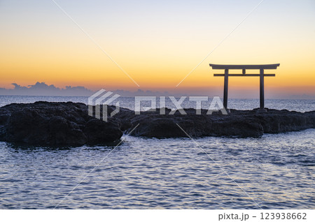 大洗神磯鳥居の朝焼け 123938662