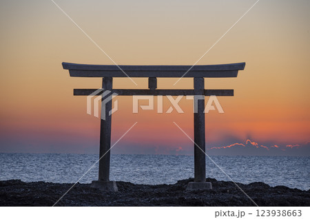 大洗神磯鳥居の朝焼け 123938663