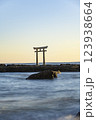 大洗神磯鳥居の朝焼け 123938664