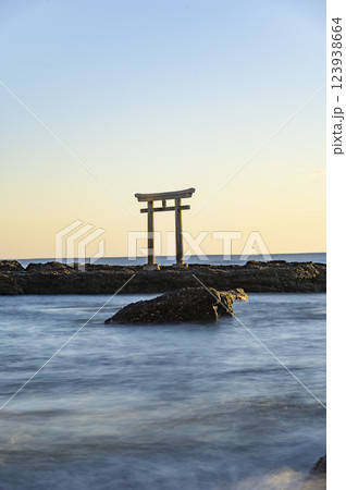 大洗神磯鳥居の朝焼け 123938664