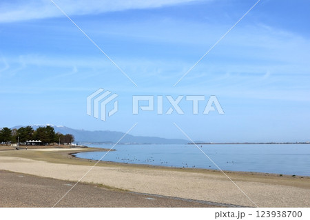 琵琶湖の綺麗な浜と清々しい春の空 琵琶湖の綺麗な浜と清々しい春の空 123938700