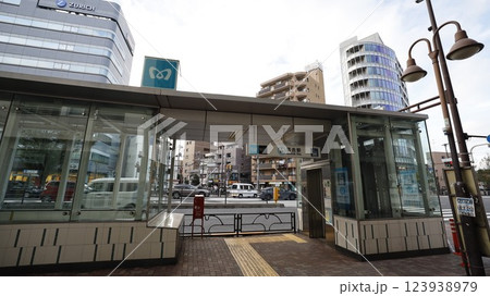 東京メトロ東西線の落合駅2b番出入口、エレベーターが設置されている 東京メトロ東西線の落合駅2b番出入口、エレベーターが設置されている 123938979