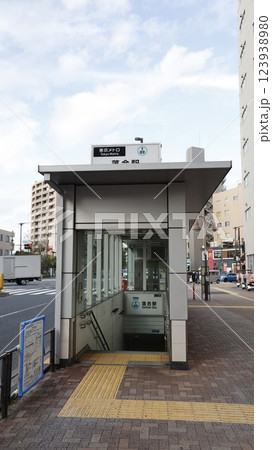 東京メトロ東西線の落合駅2b番出入口 123938980