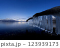 月明りで照らされた神秘的なツララと支笏湖 123939173