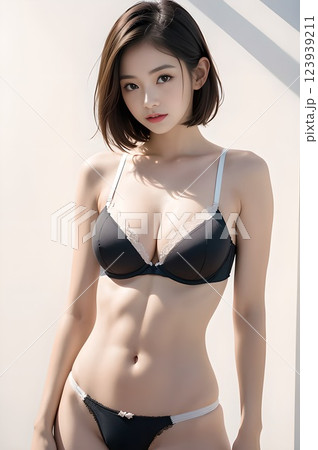 フィットネスで鍛えた体の女性に日の光が当たる 123939211