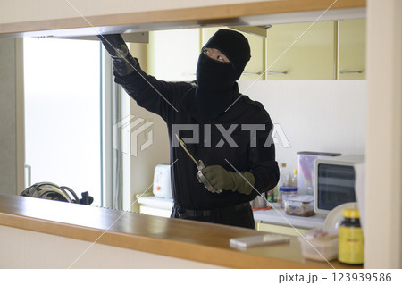 家の中を漁る強盗のイメージ 家の中を漁る強盗のイメージ 123939586