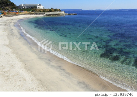 青い海と白い砂浜の横須賀市観音崎たたら浜 青い海と白い砂浜の横須賀市観音崎たたら浜 123939746