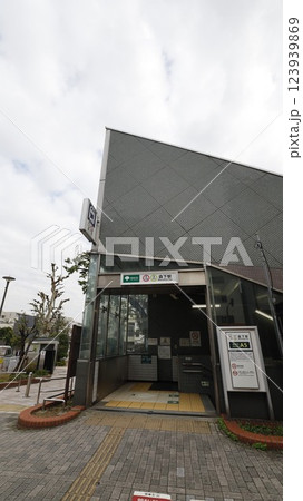 都営地下鉄新宿線と大江戸線の森下駅A5番出入口、エスカレーターが設置 123939869